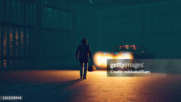 suspicous treffen in der nacht, wo eine tasche ausgetauscht wird - stehlen verbrechen stock-fotos und bilder