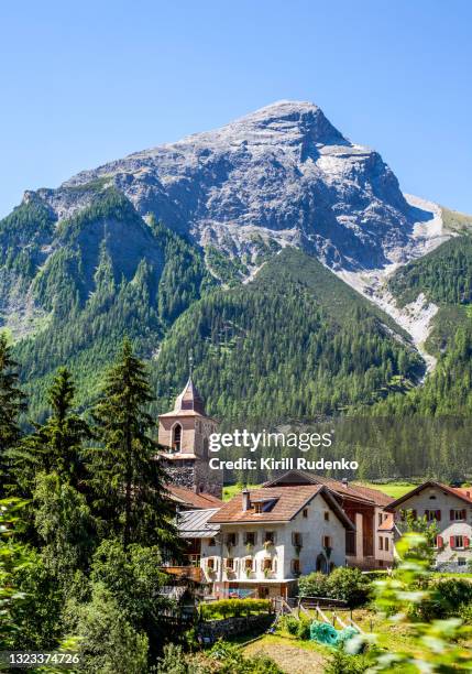 a small village in the swiss alps - schweiz stadt landschaft stock-fotos und bilder