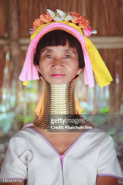 long neck woman tribe the karen people - padaung stockfoto's en -beelden