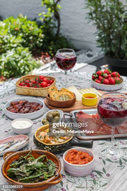 sommertisch mit einer vielzahl von spanischen tapas tellern und sangria - spanisch stock-fotos und bilder