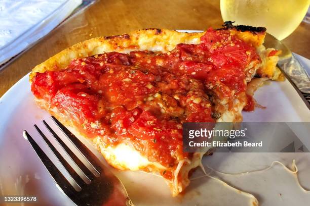chicago-style deep dish pan pizza - deep dish pizza foto e immagini stock