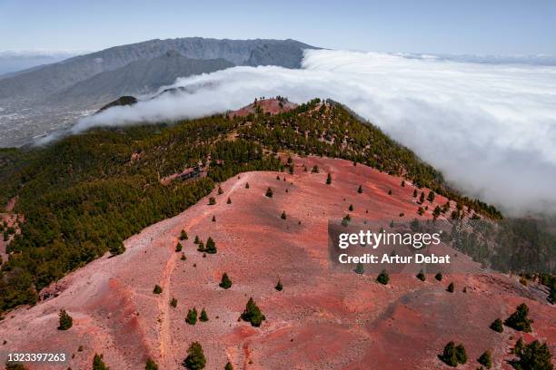 crawling clouds in the landscape of la palma island with the national park volcanic crater. spain. paisaje en la isla canaria de la palma con nubes bajas y la caldera de taburiente. - paisaje con nubes - fotografias e filmes do acervo