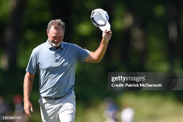 Jerry Kelly of the United States waves to the crowd as he walks onto the 18th green during the final round of the American Family Insurance...