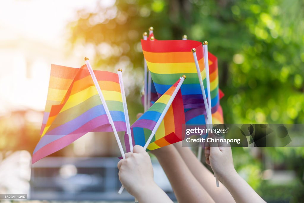 Fierté LGBT ou fierté gaie LGBTQ+ avec drapeau arc-en-ciel pour les personnes lesbiennes, gays, bisexuelles et transgenres mouvements pour l’égalité sociale des droits de l’homme en juin mois