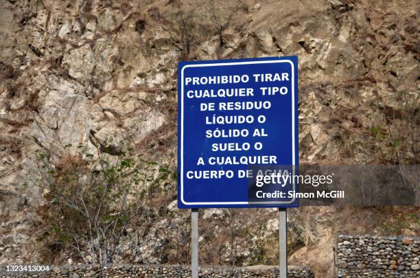 spanish-language sign in a public park stating 'prohibido tirar cualquier tipo de residuo líquido o sólido al suelo o a cualquier cuerpo de agua' [it is forbidden to dispose of any type of liquid or solid waste on the ground or in any body of water] - líquido stock pictures, royalty-free photos & images