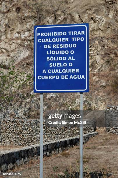 spanish-language sign in a public park stating 'prohibido tirar cualquier tipo de residuo líquido o sólido al suelo o a cualquier cuerpo de agua' [it is forbidden to dispose of any type of liquid or solid waste on the ground or in any body of water] - líquido stock pictures, royalty-free photos & images