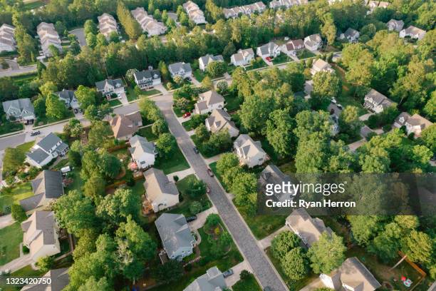vista aérea de hogares residenciales en un suburbio estadounidense - distrito residencial fotografías e imágenes de stock