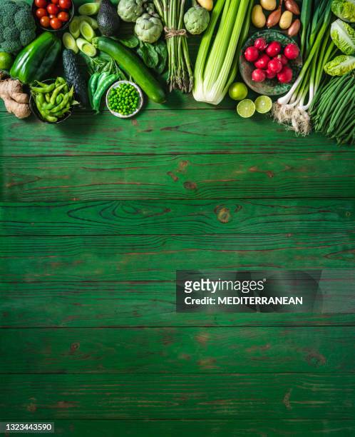 légumes végétaliens sur table en bois vert espace de copie - green wood photos et images de collection