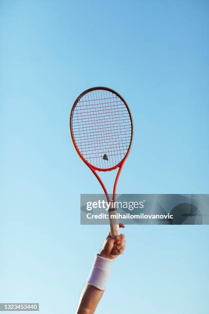 raggiungere un colpo - racchetta da tennis foto e immagini stock