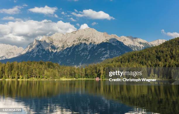 bayerische alpen - see mit spiegelung - starnberger see stock pictures, royalty-free photos & images