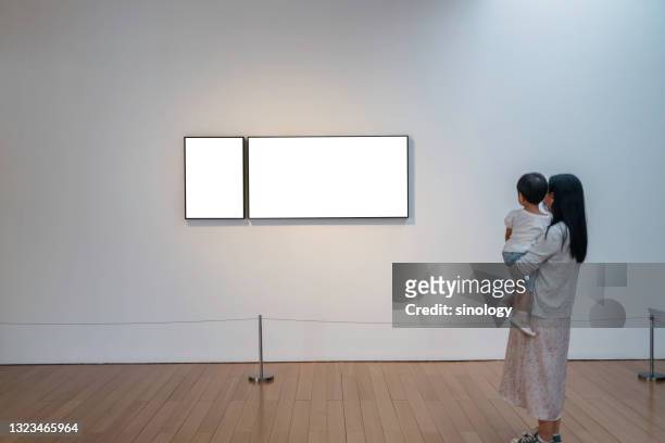asian mother and daughter in art gallery - couple museum foto e immagini stock