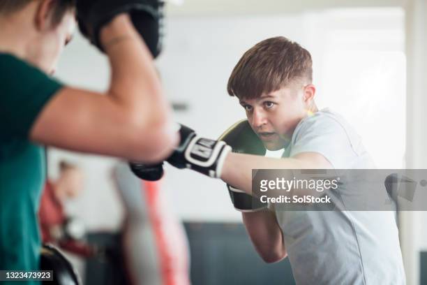 boxtraining mit meinem personal trainer - boxer stock-fotos und bilder