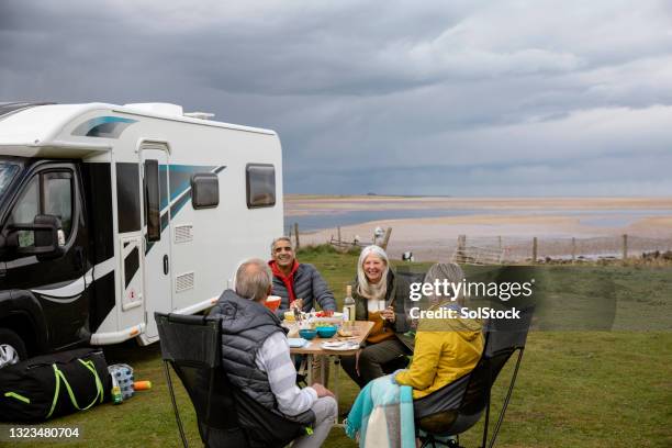 senior couple staycation - caravan uk stockfoto's en -beelden