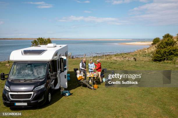 gemeinsames essen - caravan uk stock-fotos und bilder