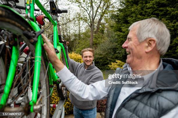 father and son going on a bike ride - caravan uk stockfoto's en -beelden