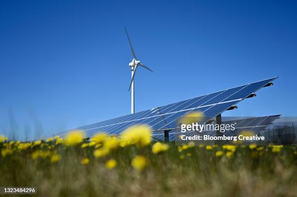 wind turbine and solar panels - renewable energy stockfoto's en -beelden