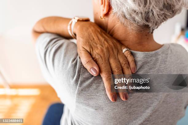 creo que se está poniendo serio - osteoporosis fotografías e imágenes de stock