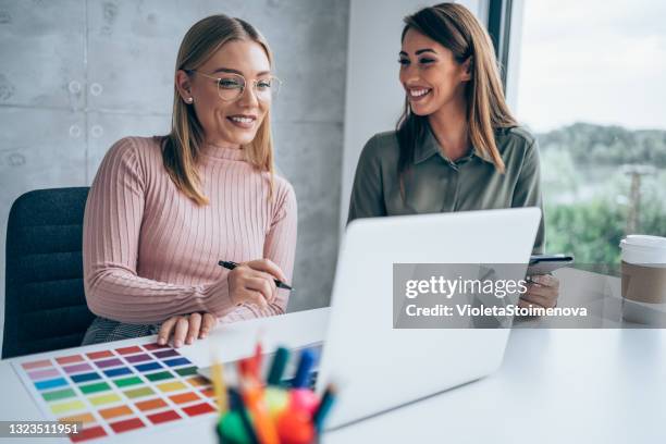 equipo de negocios femenino confiado. - marca fotografías e imágenes de stock