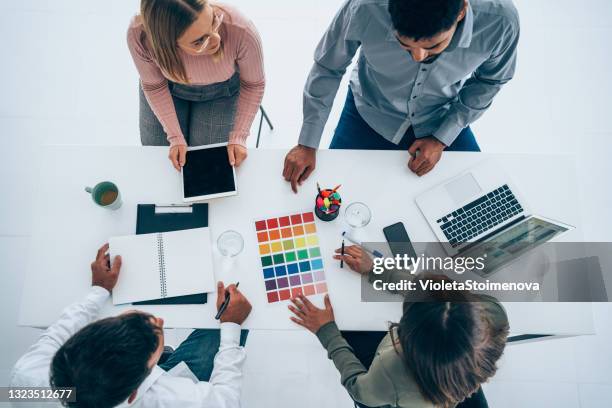 jonge bedrijfsmensen op vergadering in raadsruimte. - ads stockfoto's en -beelden