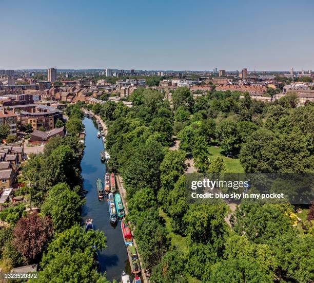 the regent's canal as it passes through east london from a high angle view - victoria park london stockfoto's en -beelden