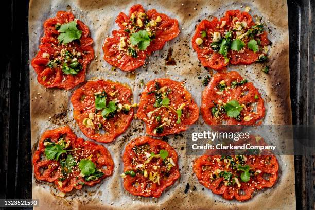 bakade beefsteak-tomater med koriander och sesamfrön - mat från mellanöstern bildbanksfoton och bilder