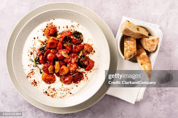 ofen gebackene kirschtomaten mit griechischem joghurt und pita-brot - cherry tomaten stock-fotos und bilder