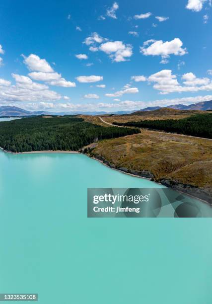 la vista lago pukaki y los alpes del sur, mount cook road, ben ohau, carretera estatal de nueva zelanda 80 - tékapo fotografías e imágenes de stock