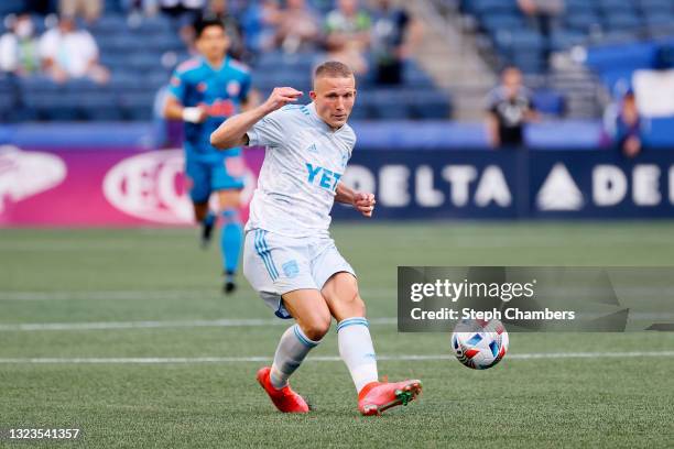 Alexander Ring of Austin FC controls the ball against the Seattle Sounders at Lumen Field on May 30, 2021 in Seattle, Washington.