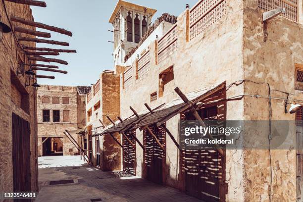 alley in historic neighborhood of dubai - al fahidi fort stock-fotos und bilder