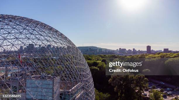 vista aérea de la biosfera de montreal en verano, montreal, quebec, canadá - isla de montreal fotografías e imágenes de stock