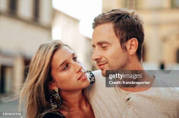 passionate couple on the street - casal beijando na rua imagens e fotografias de stock