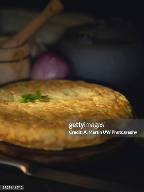 spanish food, potatoes homelette or "tortilla de patatas" - tortilla de patatas photos et images de collection