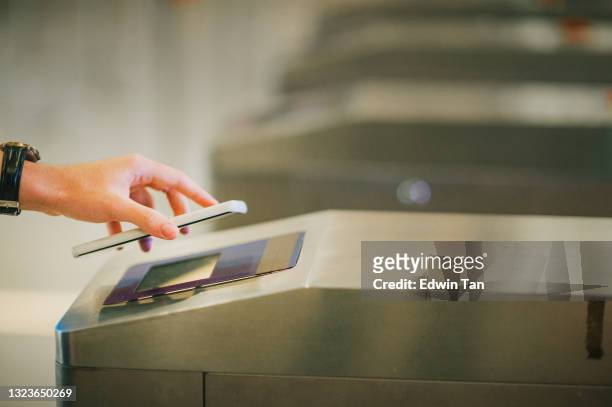 warten in der linie e-ticketing asiatischen chinesischen mann hand mit smartphone-handy-app-barcode-scanning am kinoeingang - u bahnstation stock-fotos und bilder