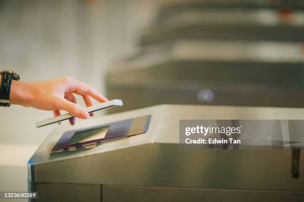 esperando en la fila de boletos electrónicos asiático hombre chino mano usando teléfono inteligente aplicación móvil escaneo de código de barras en la entrada de la sala de cine - entrance sign fotografías e imágenes de stock