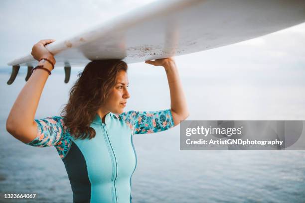 portrait of woman with surfboard. - carrying on head stock pictures, royalty-free photos & images