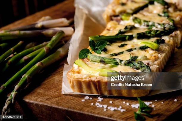 quiche lauren pie with green asparagus, cheese and bacon - flan tart fotografías e imágenes de stock