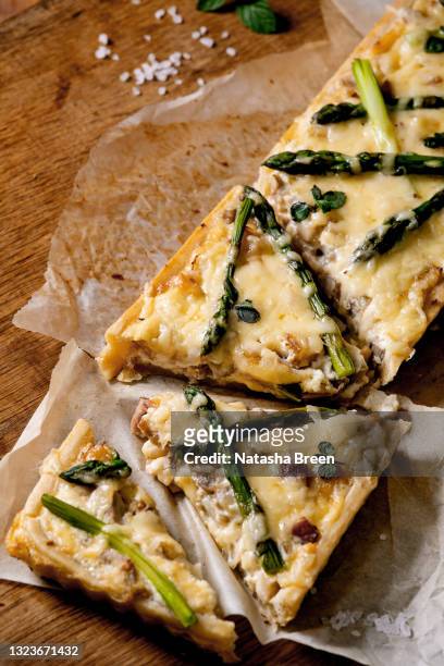 quiche lauren pie with green asparagus, cheese and bacon - flan tart fotografías e imágenes de stock