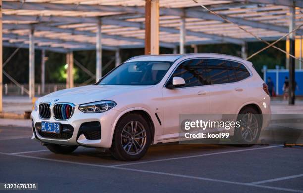 weiß bmw suv x1 - bmw stock-fotos und bilder