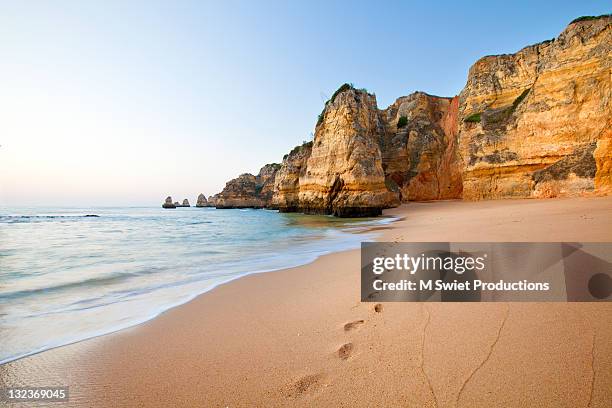 footsteps in sand - distrito de faro portugal imagens e fotografias de stock