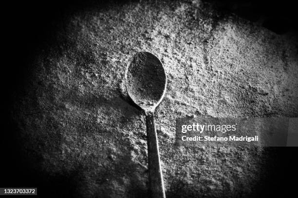 white powder with spoon like drug - drug smuggling fotografías e imágenes de stock