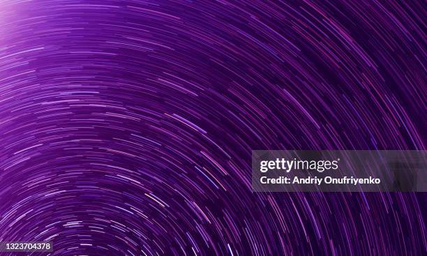 stars trail - purple foto e immagini stock