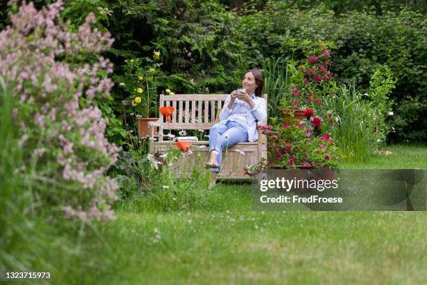 jardinage - femme profiter de se détendre dans le jardin - formal garden stock photos et images de collection