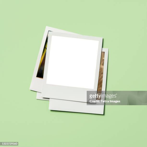 stack of instant pictures with blank on top - fotografía producto de arte y artesanía fotografías e imágenes de stock