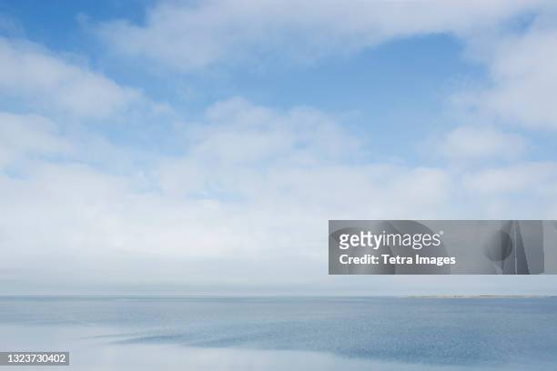 usa, massachusetts, cape cod, nantucket island, white clouds above nantucket sound - blu chiaro foto e immagini stock