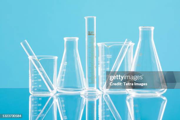 laboratory glassware against blue background - artigos-de-vidro-de-laboratório - fotografias e filmes do acervo
