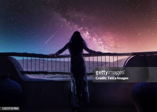 dubai, united arab emirates, woman in luxury resort in desert watching falling star at starry sky at night - arabian desert adventure night photos et images de collection