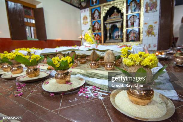 preparation for hindu ritual in a temple - lakshmi puja 個照片及圖片檔