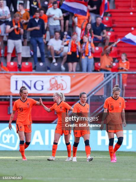 Jill Roord of the Netherlands is celebrating her goal with Jackie Groenen of the Netherlands, Sherida Spitse of the Netherlands, Vivianne Miedema of...