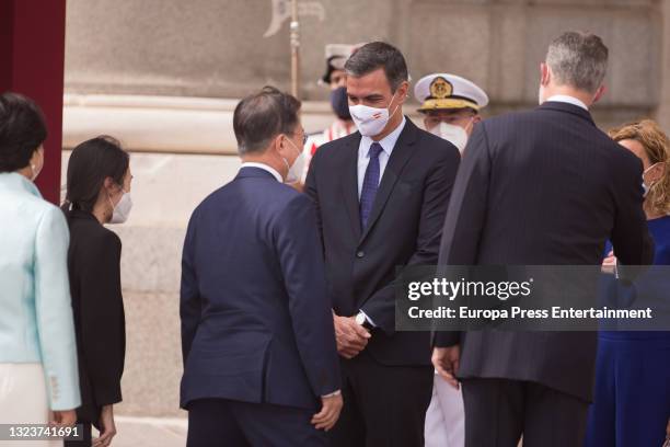 Pedro Sanchez, greets the President of the Republic of Korea, Moon Jae-in, and his wife, Kim Jung-sook, at the reception with military honors upon...