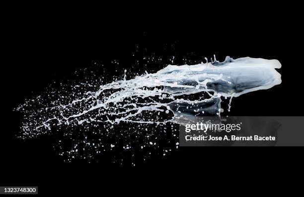 splashes and drops of milk on a black background. - couronne d'eau photos et images de collection